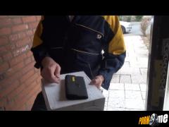 blondehexe89 - Geiler Quicki mit dem Postboten
