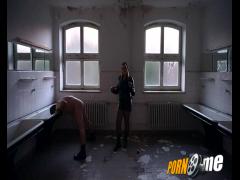 dominiqueplastique - Dunkle Verfolgung - Spanking & Ballbusting